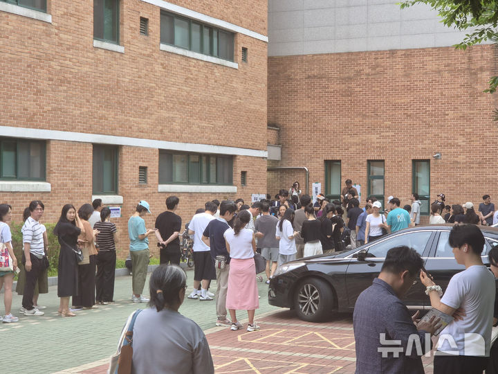 [서울=뉴시스] 조수원 기자=제9회 전국동시지방선거일인 3일 서울 송파구 잠실2동 제6표소에서 투표용지 부족으로 유권자들이 길게 줄지어 서 있다. 2026.06.03.tide1@newsis.com