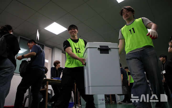 [제주=뉴시스] 우장호 기자 = 제9회 전국동시지방선거가 종료된 3일 오후 제주시 한라체육관에 마련된 개표소에서 개표 작업이 진행되고 있다. 2026.06.03. woo1223@newsis.com