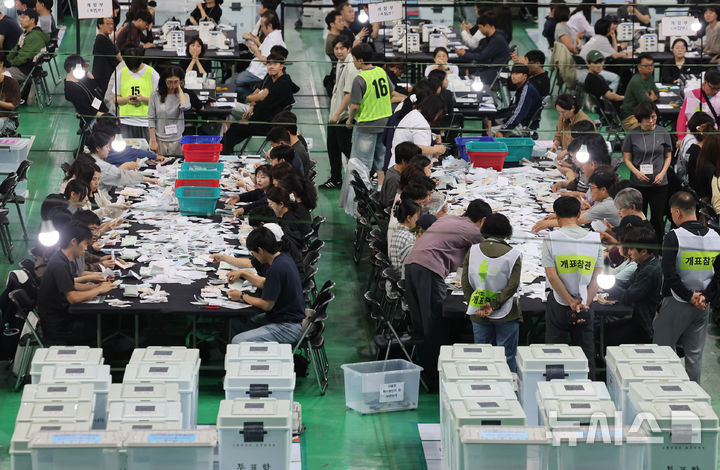 [인천=뉴시스] 전진환 기자 = 제9회 전국동시지방선거가 끝난 3일 오후 인천 남동체육관에 설치된 개표소에서 개표사무원들이 개표작업을 하고 있다. 2026.06.03. amin2@newsis.com