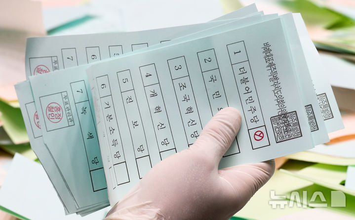 [제주=뉴시스] 우장호 기자 = 제9회 전국동시지방선거가 종료된 3일 오후 제주시 한라체육관에 마련된 개표소에서 개표 작업이 진행되고 있다. 2026.06.03. woo1223@newsis.com