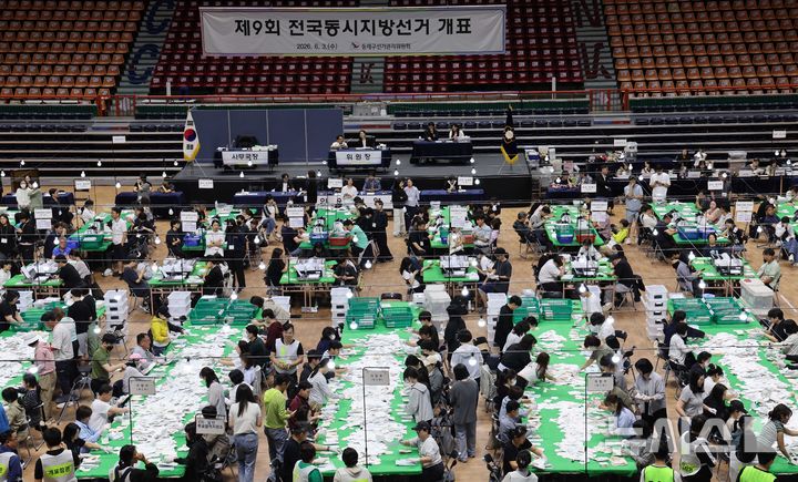  [부산=뉴시스] 하경민 기자 = 제9회 전국동시지방선거일인 3일 부산 동래구 사직실내체육관에서 개표 작업이 진행되고 있다. 2026.06.03. yulnetphoto@newsis.com