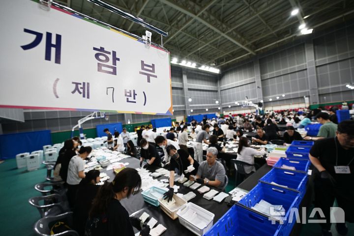 [광주=뉴시스] 이현행 기자 = 제9회 전국동시지방선거가 치러진 3일 오후 광주 서구선관위 개표소가 마련된 북구종합체육관에서 개표사무원들이 개표 작업에 나서고 있다. 2026.06.03. lhh@newsis.com