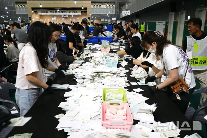 [광주=뉴시스] 이현행 기자 = 제9회 전국동시지방선거가 치러진 3일 오후 광주 서구선관위 개표소가 마련된 북구종합체육관에서 개표사무원들이 개표 작업에 나서고 있다. 2026.06.03. lhh@newsis.com