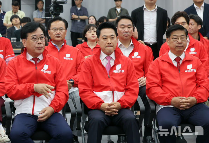 [서울=뉴시스] 국회사진기자단= 장동혁 국민의힘 대표가 3일 오후 서울 여의도 중앙당사에서 6·3 지방선거와 재보궐선거 출구조사 결과 방송을 확인 하고 있다.2026.06.03. photo@newsis.com.