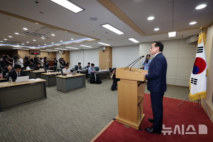 [과천=뉴시스] 이영환 기자 = 허철훈 중앙선거관리위원회 사무총장이 3일 오후 경기 과천시 중앙선거관리위원회에서 제9회 전국동시지방선거 투표용지 부족 사태와 관련해 대국민 사과를 하고 있다. 2026.06.03. 20hwan@newsis.com