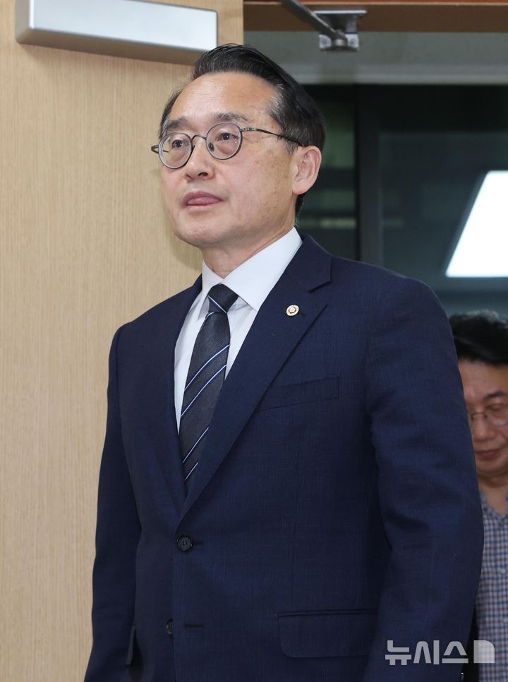 [과천=뉴시스] 이영환 기자 = 허철훈 중앙선거관리위원회 사무총장이 3일 오후 경기 과천시 중앙선거관리위원회에서 제9회 전국동시지방선거 투표용지 부족 사태와 관련해 대국민 사과를 하기 위해 입장하고 있다. 2026.06.03. 20hwan@newsis.com