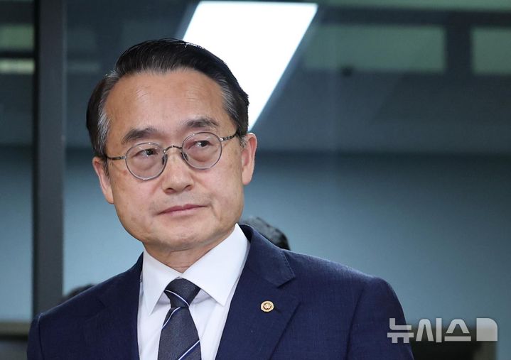 [과천=뉴시스] 이영환 기자 = 허철훈 중앙선거관리위원회 사무총장이 3일 오후 경기 과천시 중앙선거관리위원회에서 제9회 전국동시지방선거 투표용지 부족 사태와 관련해 대국민 사과를 하기 위해 입장하고 있다. 2026.06.03. 20hwan@newsis.com