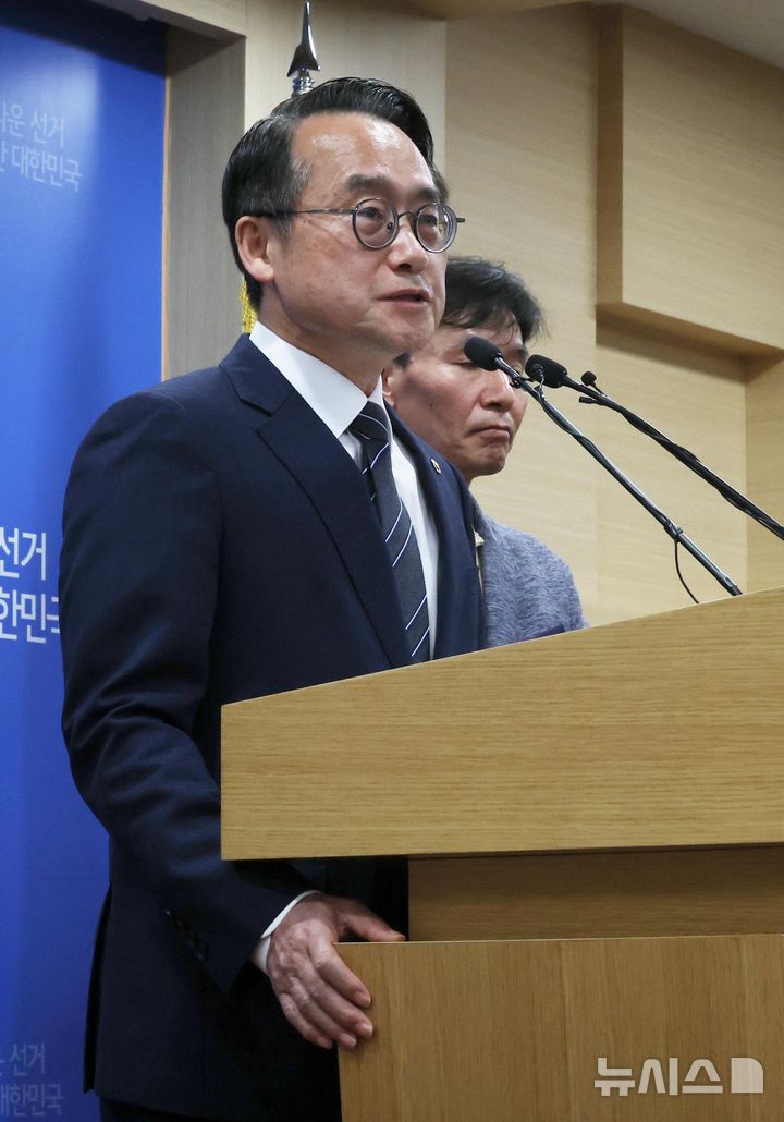 [과천=뉴시스] 이영환 기자 = 허철훈 중앙선거관리위원회 사무총장이 3일 오후 경기 과천시 중앙선거관리위원회에서 제9회 전국동시지방선거 투표용지 부족 사태와 관련해 대국민 사과 후 질의응답 하고 있다. 2026.06.03. 20hwan@newsis.com