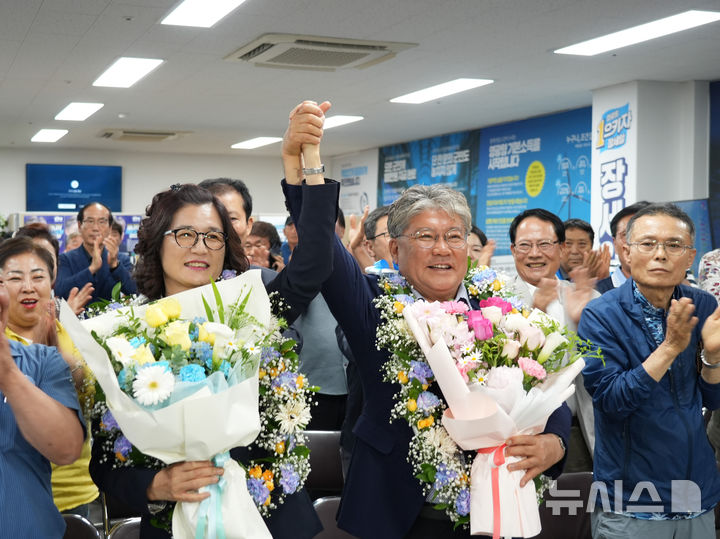 [영광=뉴시스] 더불어민주당 장세일 전남 영광군수 후보가 3일 개표 결과 당선이 확실시되자 선거사무실에서 배우자, 지지자들과 함께 환호하고 있다. 2026.06.03. (사진=장세일 후보 캠프 제공) photo@newsis.com *재판매 및 DB 금지