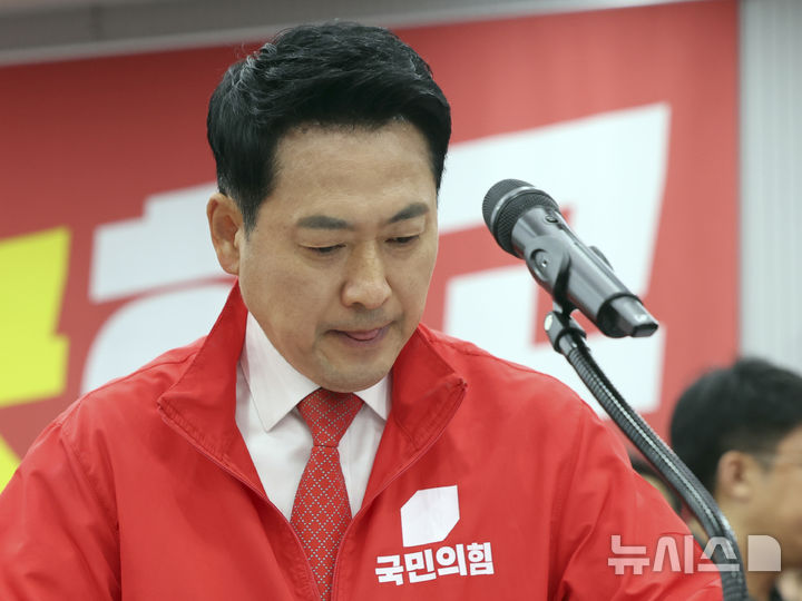[서울=뉴시스] 조성봉 기자 = 장동혁 국민의힘 대표가 3일 오후 서울 여의도 중앙당사에서 '투표용지 부족' 관련 브리핑을 위해 발걸음을 옮기고 있다. (공동취재) 2026.06.03. photo@newsis.com