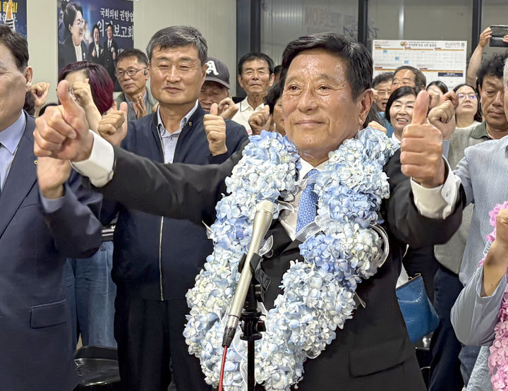 [곡성=뉴시스] 6·3지방선거 전남 곡성군수로 선출된 조상래 당선인이 꽃목걸이를 걸고 기뻐하고 있다. (사진=조상래 당선인 측 제공). photo@newsis.com *재판매 및 DB 금지