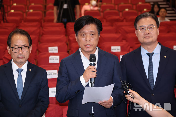 [서울=뉴시스] 김금보 기자 = 조승래 더불어민주당 중앙선대위 총괄선대본부장이 3일 오후 서울 여의도 국회 의원회관에 마련된 개표 상황실에서 국민의힘의 투표용지 부족 관련 개표 중단 요구에 대해 반대 뜻을 밝히고 있다. 2026.06.03. kgb@newsis.com
