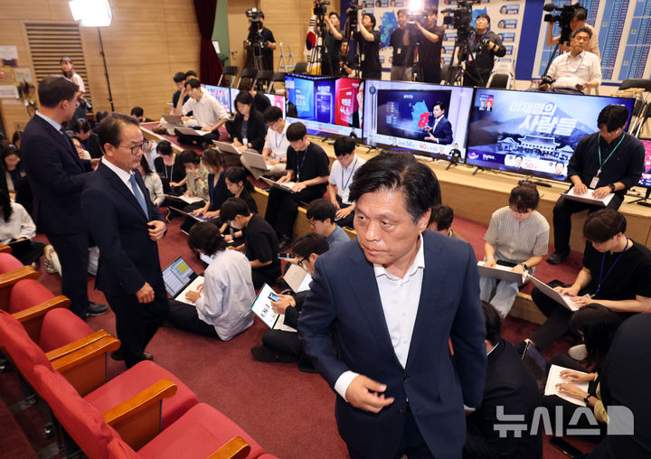 [서울=뉴시스] 김금보 기자 = 조승래 더불어민주당 중앙선대위 총괄선대본부장이 3일 오후 서울 여의도 국회 의원회관에 마련된 개표 상황실에서 국민의힘의 투표용지 부족 관련 개표 중단 요구에 대해 반대 뜻을 밝힌 뒤 이동하고 있다. 2026.06.03. kgb@newsis.com
