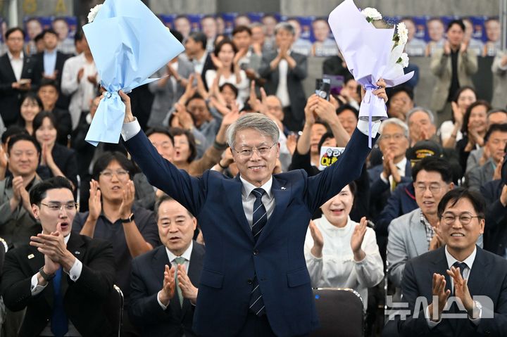 [광주=뉴시스] 이영주 기자 = 민형배 더불어민주당 전남광주통합특별시장 후보가 3일 오후 광주 서구 자신의 선거사무소에서 지지자들로부터 당선 확실을 축하받고 있다. 2026.06.03. leeyj2578@newsis.com