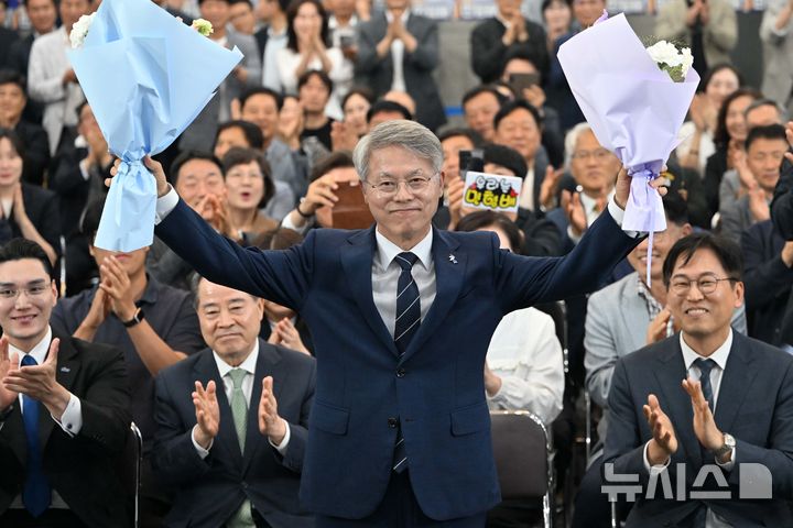 [광주=뉴시스] 이영주 기자 = 민형배 더불어민주당 전남광주통합특별시장 후보가 3일 오후 광주 서구 자신의 선거사무소에서 지지자들로부터 당선 확실을 축하받고 있다. 2026.06.03. leeyj2578@newsis.com