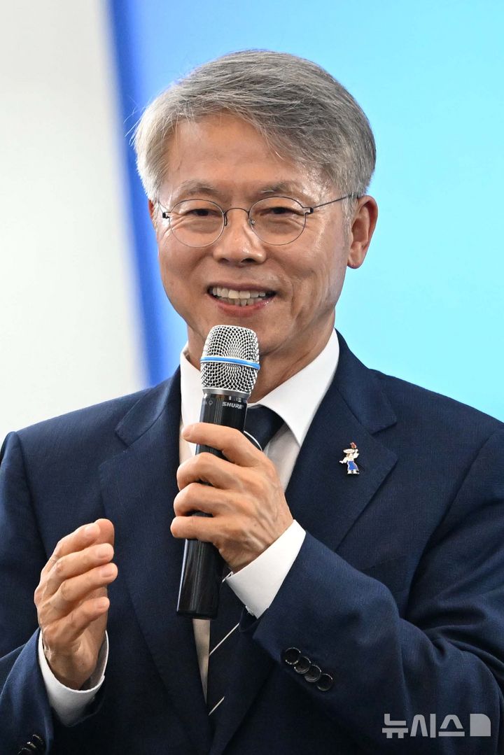 [광주=뉴시스] 이영주 기자 = 더불어민주당 민형배 전남광주통합특별시장 후보가 3일 오후 광주 서구 자신의 선거사무소에서 지지자들에게 감사 인사를 전하고 있다. 2026.06.03. leeyj2578@newsis.com