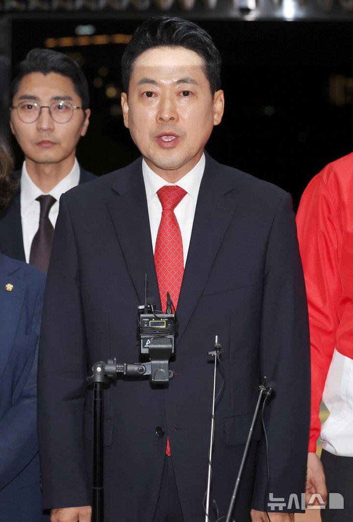[과천=뉴시스] 이영환 기자 = 장동혁 국민의힘 상임선거대책위원장이 투표용지 부족 사태 관련 3일 오후 경기 과천시 중앙선거관리위원회를 항의 방문해 발언하고 있다. 2026.06.03. 20hwan@newsis.com