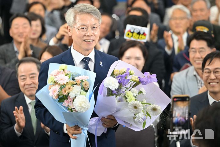 [광주=뉴시스] 이영주 기자 = 민형배 더불어민주당 전남광주통합특별시장 후보가 3일 오후 광주 서구 자신의 선거사무소에서 지지자들로부터 당선 확실을 축하받고 있다. 2026.06.03. leeyj2578@newsis.com