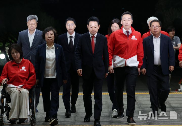 [과천=뉴시스] 이영환 기자 = 장동혁 국민의힘 상임선거대책위원장이 투표용지 부족 사태 관련 3일 오후 경기 과천시 중앙선거관리위원회를 항의 방문하고 있다. 2026.06.03. 20hwan@newsis.com