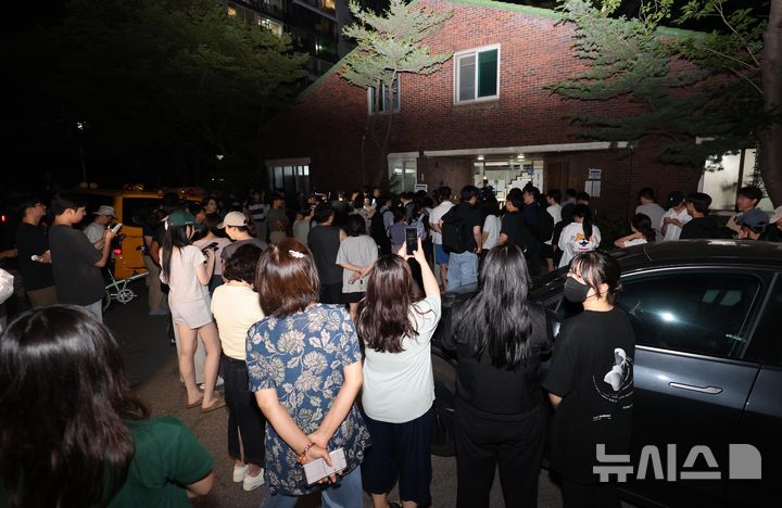 [서울=뉴시스] 배훈식 기자 = 제9회 동시지방선거일인 3일 오후 투표용지 부족으로 투표시간이 연장된 서울 송파구 잠실7동 제2투표소 앞에 시민들이 모여 있다. 2026.06.03. dahora83@newsis.com