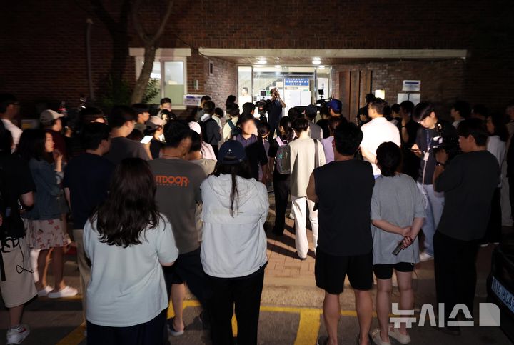 [서울=뉴시스] 배훈식 기자 = 제9회 동시지방선거일인 3일 오후 투표용지 부족으로 투표시간이 연장된 서울 송파구 잠실7동 제2투표소 앞에 시민들이 모여 있다. 2026.06.03. dahora83@newsis.com
