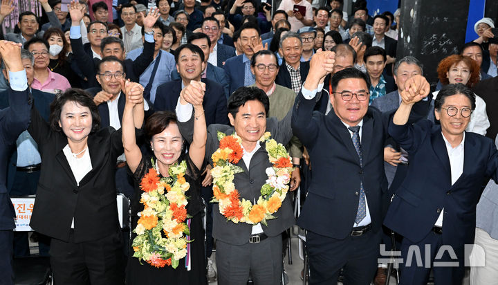 [광주=뉴시스] 이영주 기자 = 김대중(가운데) 전남광주통합특별시 교육감 후보가 3일 오후 광주 서구 자신의 선거사무소에서 지지자들로부터 당선 유력 소식을 축하받으며 기념사진을 촬영하고 있다. 2026.06.03. leeyj2578@newsis.com