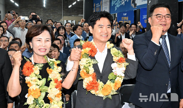 [광주=뉴시스] 이영주 기자 = 김대중(가운데) 전남광주통합특별시 교육감 후보가 3일 오후 광주 서구 자신의 선거사무소에서 지지자들로부터 당선 유력 소식을 축하받으며 기념사진을 촬영하고 있다. 2026.06.03. leeyj2578@newsis.com