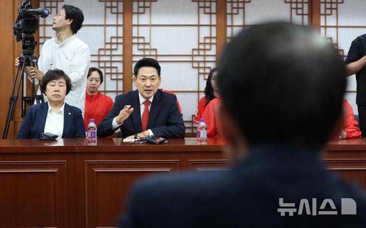 [과천=뉴시스] 이영환 기자 = 장동혁 국민의힘 상임선거대책위원장이 투표용지 부족 사태 관련 3일 오후 경기 과천시 중앙선거관리위원회를 항의 방문해 허철훈 중앙선거관리위원회 사무총장 등과 면담하고 있다. 2026.06.03. 20hwan@newsis.com