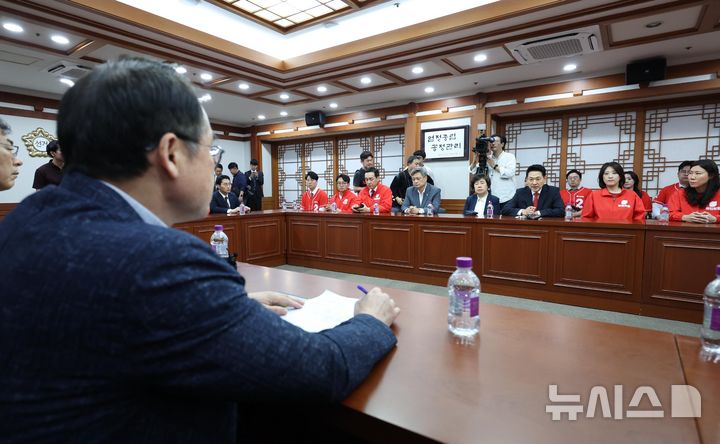 [과천=뉴시스] 이영환 기자 = 장동혁 국민의힘 상임선거대책위원장이 투표용지 부족 사태 관련 3일 오후 경기 과천시 중앙선거관리위원회를 항의 방문해 허철훈 중앙선거관리위원회 사무총장 등과 면담하고 있다. 2026.06.03. 20hwan@newsis.com