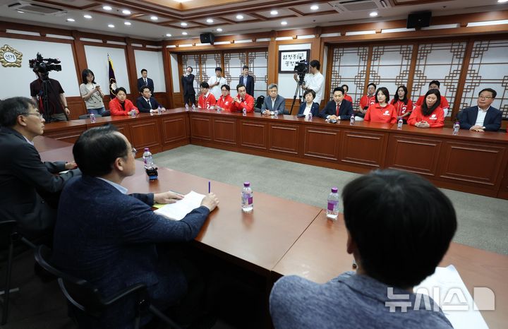 [과천=뉴시스] 이영환 기자 = 장동혁 국민의힘 상임선거대책위원장이 투표용지 부족 사태 관련 3일 오후 경기 과천시 중앙선거관리위원회를 항의 방문해 허철훈 중앙선거관리위원회 사무총장 등과 면담하고 있다. 2026.06.03. 20hwan@newsis.com