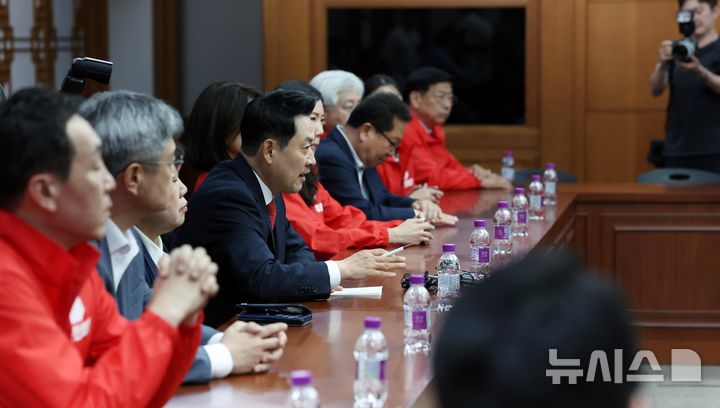 [과천=뉴시스] 이영환 기자 = 장동혁 국민의힘 상임선거대책위원장이 투표용지 부족 사태 관련 3일 오후 경기 과천시 중앙선거관리위원회를 항의 방문해 허철훈 중앙선거관리위원회 사무총장 등과 면담하고 있다. 2026.06.03. 20hwan@newsis.com