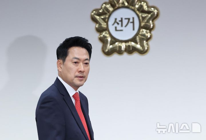 [과천=뉴시스] 이영환 기자 = 장동혁 국민의힘 상임선거대책위원장이 투표용지 부족 사태 관련 지난 3일 오후 경기 과천시 중앙선거관리위원회를 항의 방문, 허철훈 중앙선거관리위원회 사무총장 등과 면담을 하기 위해 이동하고 있다. 2026.06.03. 20hwan@newsis.com