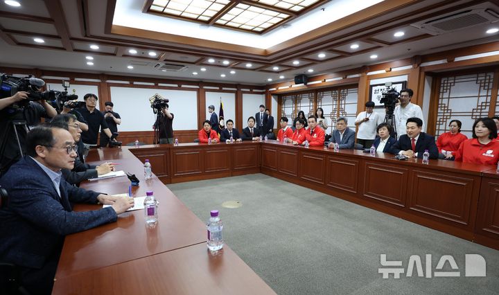 [과천=뉴시스] 이영환 기자 = 장동혁 국민의힘 상임선거대책위원장이 투표용지 부족 사태 관련 3일 오후 경기 과천시 중앙선거관리위원회를 항의 방문해 허철훈 중앙선거관리위원회 사무총장 등과 면담하고 있다. 2026.06.03. 20hwan@newsis.com