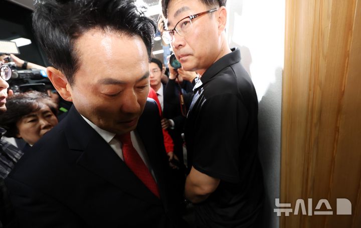 [과천=뉴시스] 이영환 기자 = 장동혁 국민의힘 상임선거대책위원장이 투표용지 부족 사태 관련 3일 오후 경기 과천시 중앙선거관리위원회를 항의 방문해 노태악 선관위원장을 만나기 위해 이동하고 있다. 2026.06.03. 20hwan@newsis.com