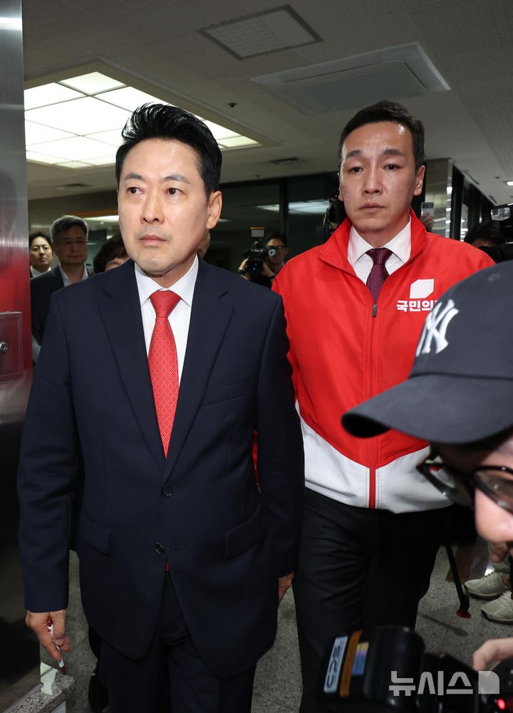 [과천=뉴시스] 이영환 기자 = 장동혁 국민의힘 상임선거대책위원장이 투표용지 부족 사태 관련 3일 오후 경기 과천시 중앙선거관리위원회를 항의 방문해 노태악 선관위원장을 만나기 위해 이동하고 있다. 2026.06.03. 20hwan@newsis.com