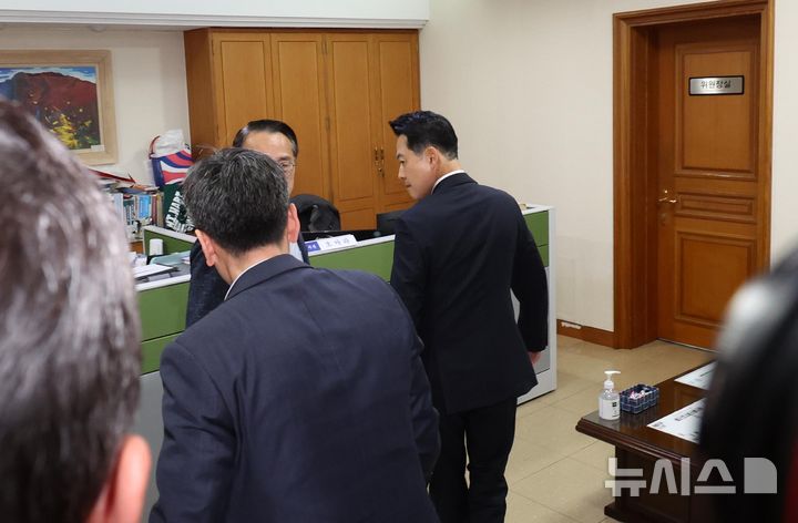 [과천=뉴시스] 이영환 기자 = 장동혁 국민의힘 상임선거대책위원장이 투표용지 부족 사태 관련 3일 오후 경기 과천시 중앙선거관리위원회를 항의 방문해 노태악 선관위원장을 만나기 위해 이동하고 있다. 2026.06.03. 20hwan@newsis.com