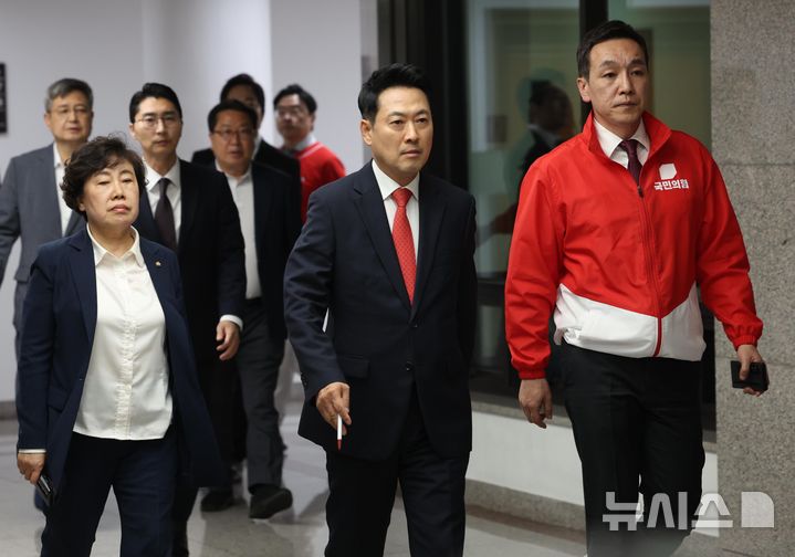 [과천=뉴시스] 이영환 기자 = 장동혁 국민의힘 상임선거대책위원장이 투표용지 부족 사태 관련 3일 오후 경기 과천시 중앙선거관리위원회를 항의 방문해 노태악 선관위원장을 만나기 위해 이동하고 있다. 2026.06.03. 20hwan@newsis.com