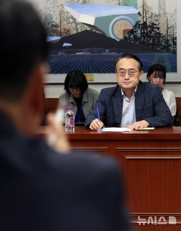 [과천=뉴시스] 이영환 기자 = 허철훈 중앙선거관리위원회 사무총장이 3일 오후 투표용지 부족 사태와 관련해 경기 과천시 중앙선거관리위원회를 방문한 장동혁 국민의힘 상임선거대책위원장과 면담하고 있다. 2026.06.03. 20hwan@newsis.com