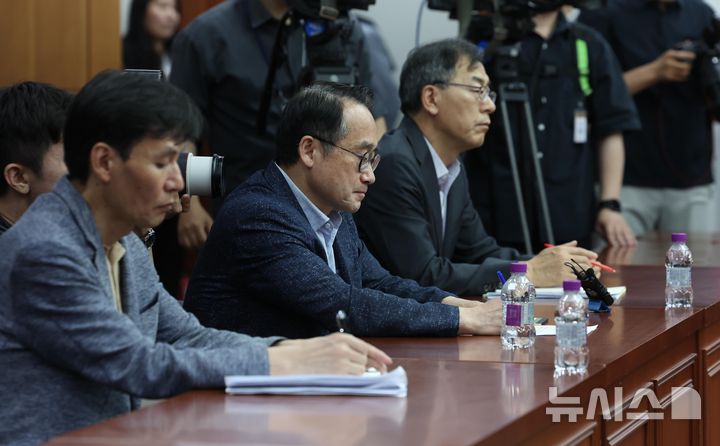 [과천=뉴시스] 이영환 기자 = 허철훈 중앙선거관리위원회 사무총장이 3일 오후 투표용지 부족 사태와 관련해 경기 과천시 중앙선거관리위원회를 방문한 장동혁 국민의힘 상임선거대책위원장과 면담하고 있다. 왼쪽부터 선관위 이상능 선거1국장, 허 사무총장, 윤재수 선거관리정책실장. 2026.06.03. 20hwan@newsis.com