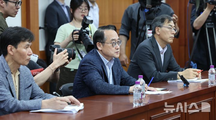 [과천=뉴시스] 이영환 기자 = 허철훈 중앙선거관리위원회 사무총장이 3일 오후 투표용지 부족 사태와 관련해 경기 과천시 중앙선거관리위원회를 항의 방문한 장동혁 국민의힘 상임선거대책위원장과 면담하고 있다. 왼쪽부터 선관위 이상능 선거1국장, 허 사무총장, 윤재수 선거관리정책실장. 2026.06.03. 20hwan@newsis.com