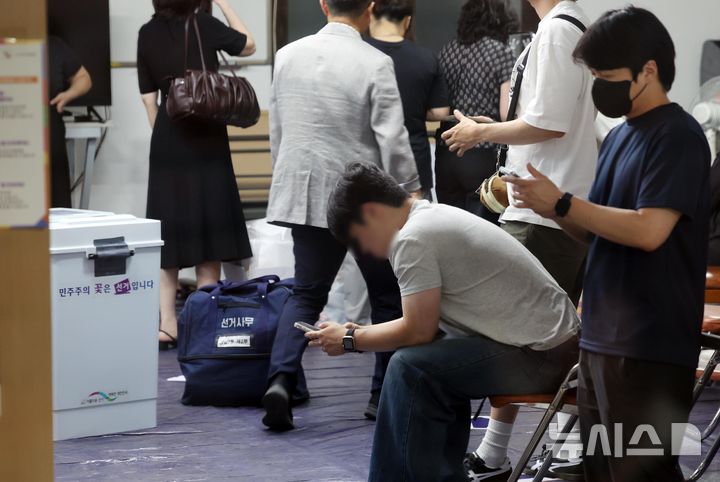 [서울=뉴시스] 배훈식 기자 = 제9회 동시지방선거일인 3일 오후 투표용지 부족으로 투표시간이 연장된 서울 송파구 잠실7동 제2투표소에 투표함이 놓여져 있다. 2026.06.03. dahora83@newsis.com