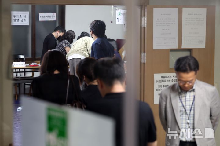 [서울=뉴시스] 배훈식 기자 = 제9회 동시지방선거일인 3일 오후 투표용지 부족으로 투표시간이 연장된 서울 송파구 잠실7동 제2투표소에서 투표 사무원들이 논의를 하고 있다. 2026.06.03. dahora83@newsis.com