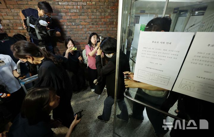 [서울=뉴시스] 배훈식 기자 = 제9회 동시지방선거일인 3일 오후 투표용지 부족으로 투표시간이 연장된 서울 송파구 잠실7동 제2투표소에서 투표 사무원들이 투표소를 나서고 있다. 2026.06.03. dahora83@newsis.com