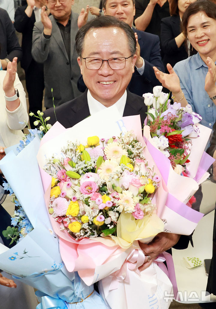  [부산=뉴시스] 하경민 기자 = 제9회 전국동시지방선거일인 3일 김석준 부산교육감 후보가 부산진구 자신의 선거사무소에서 당선이 확실해지자 지지자들의 축하를 받고 있다. (공동취재) 2026.06.03. yulnetphoto@newsis.com