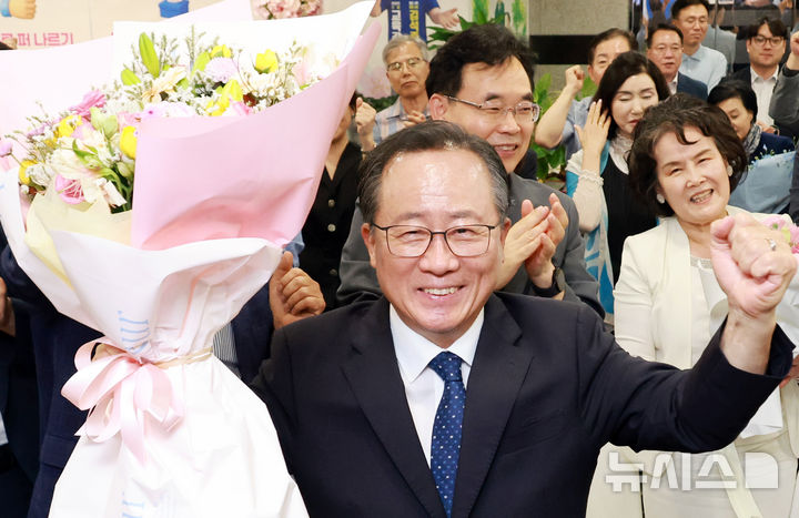  [부산=뉴시스] 하경민 기자 = 제9회 전국동시지방선거일인 3일 김석준 부산교육감 후보가 부산진구 자신의 선거사무소에서 당선이 확실해지자 기뻐하고 있다. (공동취재) 2026.06.03. yulnetphoto@newsis.com