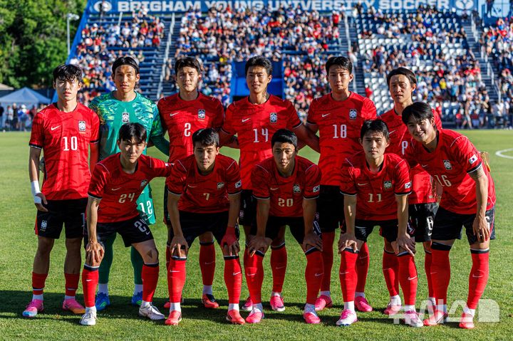[프로보=AP/뉴시스] 대한민국 축구 대표팀 선수들이 3일(현지 시간) 미 유타주 프로보의 브리검영대 사우스필드에서 열리는 축구 국가대표팀 평가전 엘살바도르와 경기에 앞서 기념촬영하고 있다. 한국은 후반 12분 이동경의 프리킥 선제골로 1-0 승리를 거뒀다. 2026.06.04.