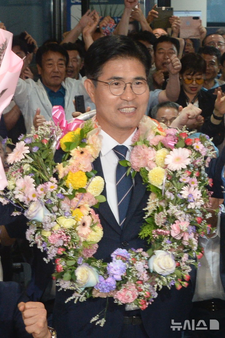 [전주=뉴시스] 김얼 기자 = 이원택 더불어민주당 전북특별자치도지사 당선인이 4일 전북 전주시 완산구 이원택 전북특별자치도지사 후보 선거사무소에서 당선을 축하하며 환호성을 지르고 있다. 2026.06.04. pmkeul@newsis.com