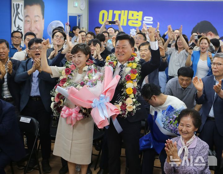 [청주=뉴시스] 서주영 기자 = 신용한 더불어민주당 충북지사 후보가 3일 청주시 흥덕구 복대동에 위치한 선거사무소에서 배우자 전은주씨와 함께 환호하고 있다. 2026.06.04. juyeong@newsis.com　