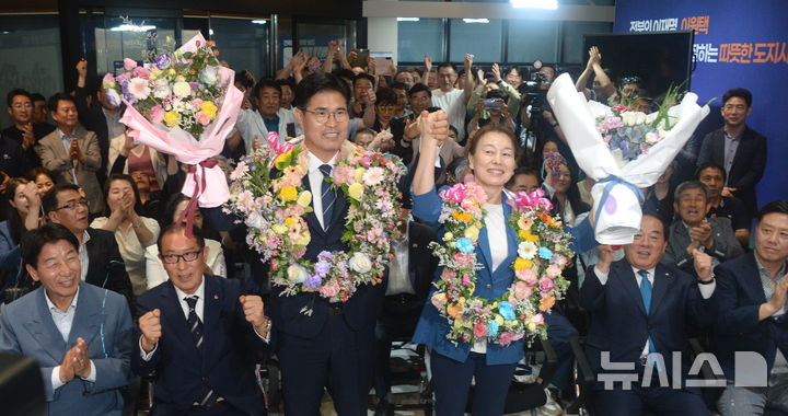 [전주=뉴시스] 김얼 기자 = 이원택(왼쪽) 더불어민주당 전북특별자치도지사 당선인을 비롯한 지지자들이 4일 전북 전주시 완산구 이원택 전북특별자치도지사 후보 선거사무소에서 당선을 축하하며 환호성을 지르고 있다. 2026.06.04. pmkeul@newsis.com