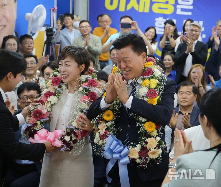 [청주=뉴시스] 서주영 기자 = 신용한 더불어민주당 충북지사 후보가 3일 청주시 흥덕구 복대동에 위치한 선거사무소에서 당선이 유력해지자 지지자들로부터 축하받고 있다. 2026.06.04. juyeong@newsis.com